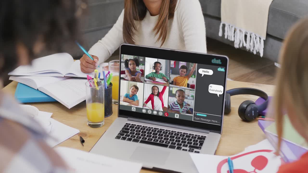 Estudiantes diversos aprendiendo en línea en un portátil con estudiantes diversos en pantalla.