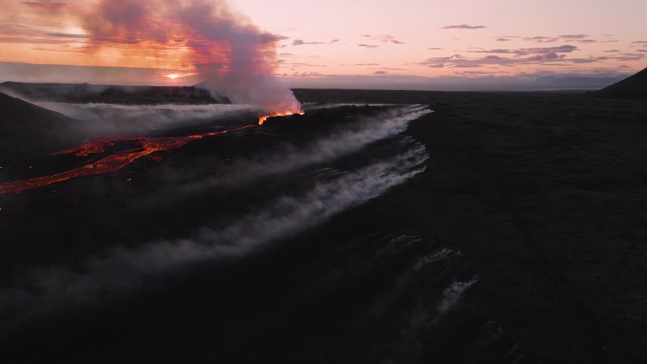 erupción volcánica salvaje en islandia durante la puesta de sol mágica, aérea
