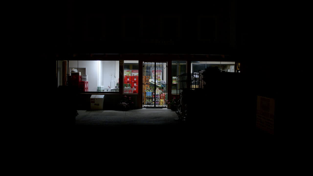 네온 빛 에 밤 에 버려진 슈퍼마켓