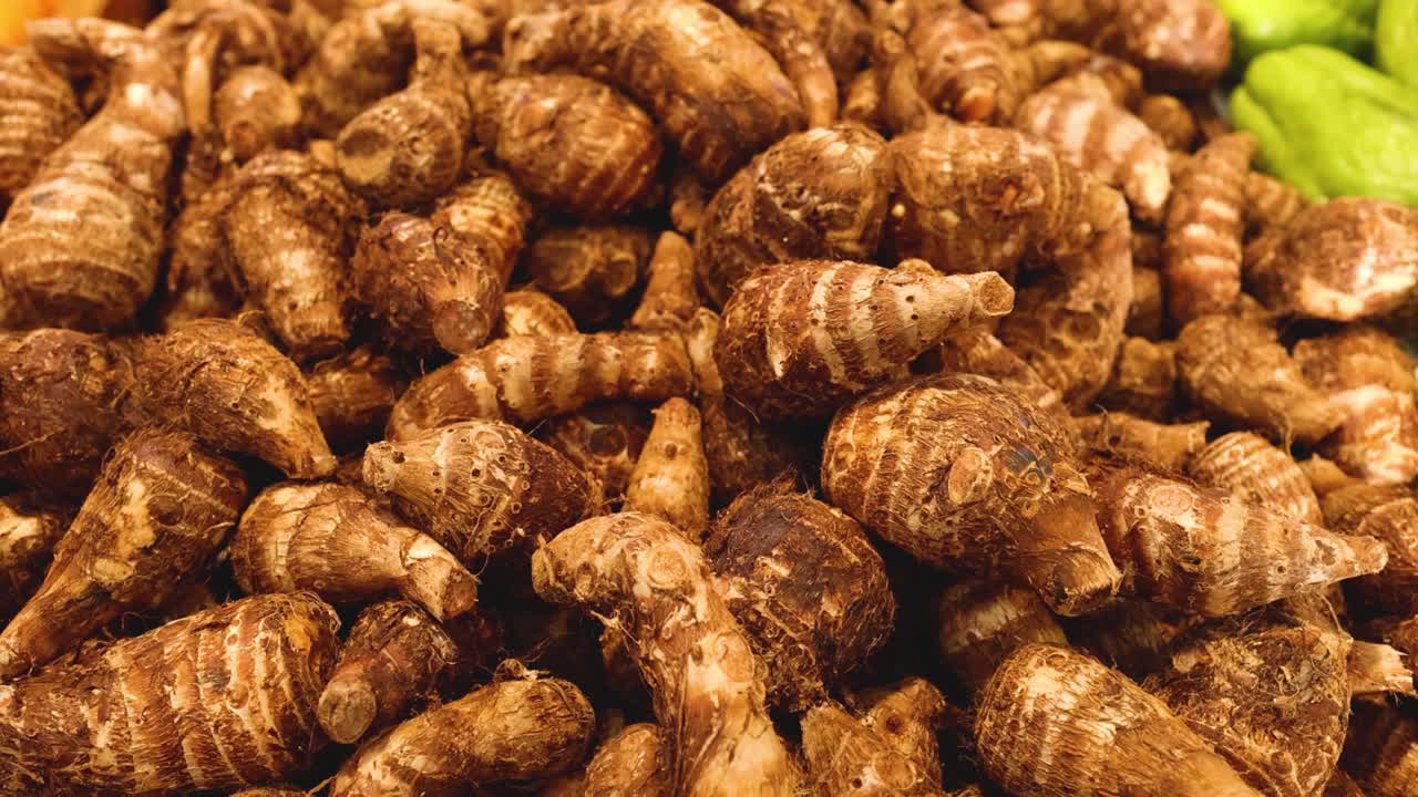 시장 에서 타로 를 손 으로 뽑는 것