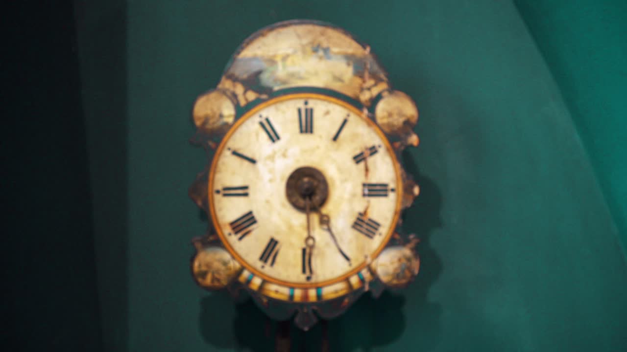 reloj de pared ornamentado antiguo