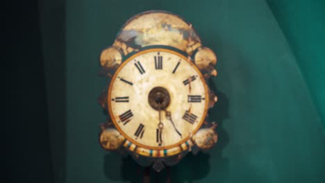 reloj de pared ornamentado antiguo