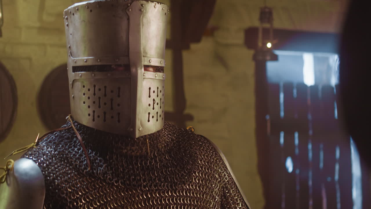 caballero con casco se inclina ante el dueño en la taberna. noble guerrero señor en armadura protectora y casco superior visita la casa de huéspedes para beber. juego de personajes medieval