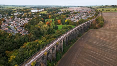 Drohnenaufnahmen-Des-Penistone-Eisenbahnviadukts-In-Der-Nähe-Von-Barnsley,-South-Yorkshire,-Großbritannien