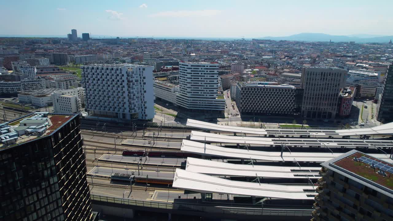 Vista aérea de drone da estação de comboios de Viena, de cima, num dia de sol, transporte na Áustria