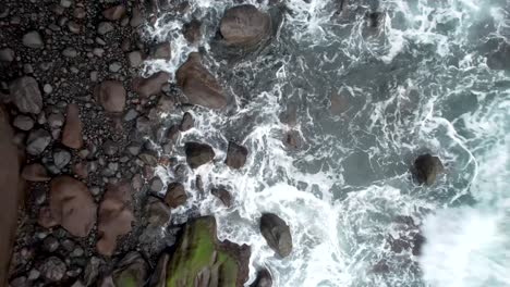 Antenne-Der-Meereswellen,-Die-Auf-Felsen-Am-Schwarzen-Sandstrand-In-El-Zonte-Beach,-La-Libertad,-El-Salvador-Angespült-Werden