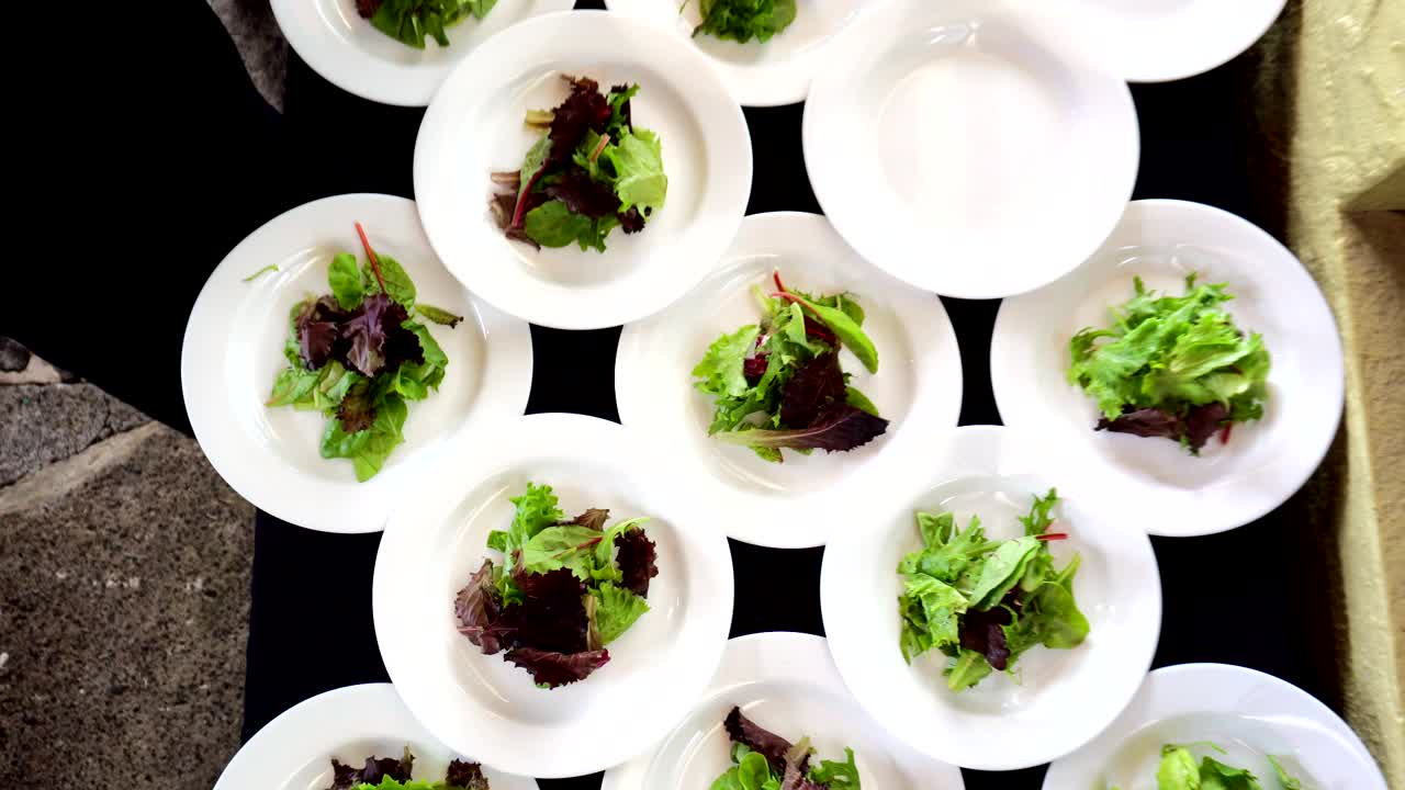 요리사 샐러드를 만드는 손, cenital 카메라 비행기