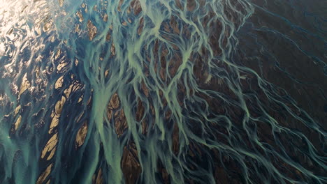 Erstaunliche-Adernlandschaft-Der-Kálfafell-Flusszöpfe-Islands