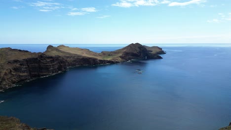vista aérea hacia el cabo de ponta de sao lourenco en el este de la isla de madeira, portugal