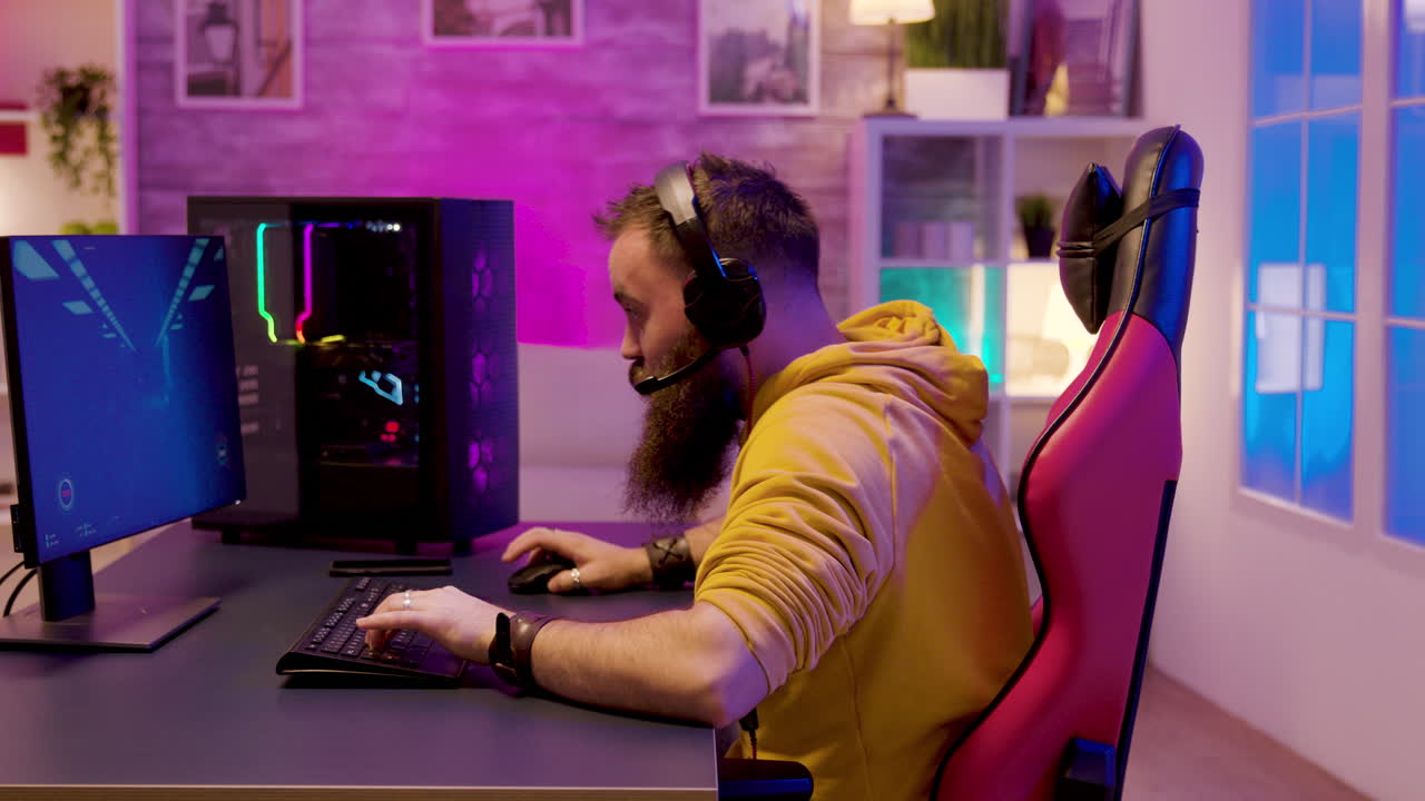 Uomo che gioca ai videogiochi su PC