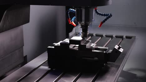 CNC-Maschine-Schneidet-Ein-Stück-Metall-P6