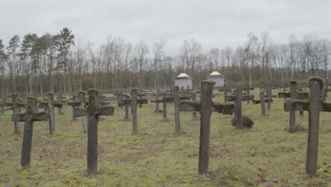 amplia cacerola de viejas lápidas en el cementerio abandonado