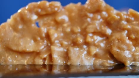 primer plano de un pedazo de maní quebradizo