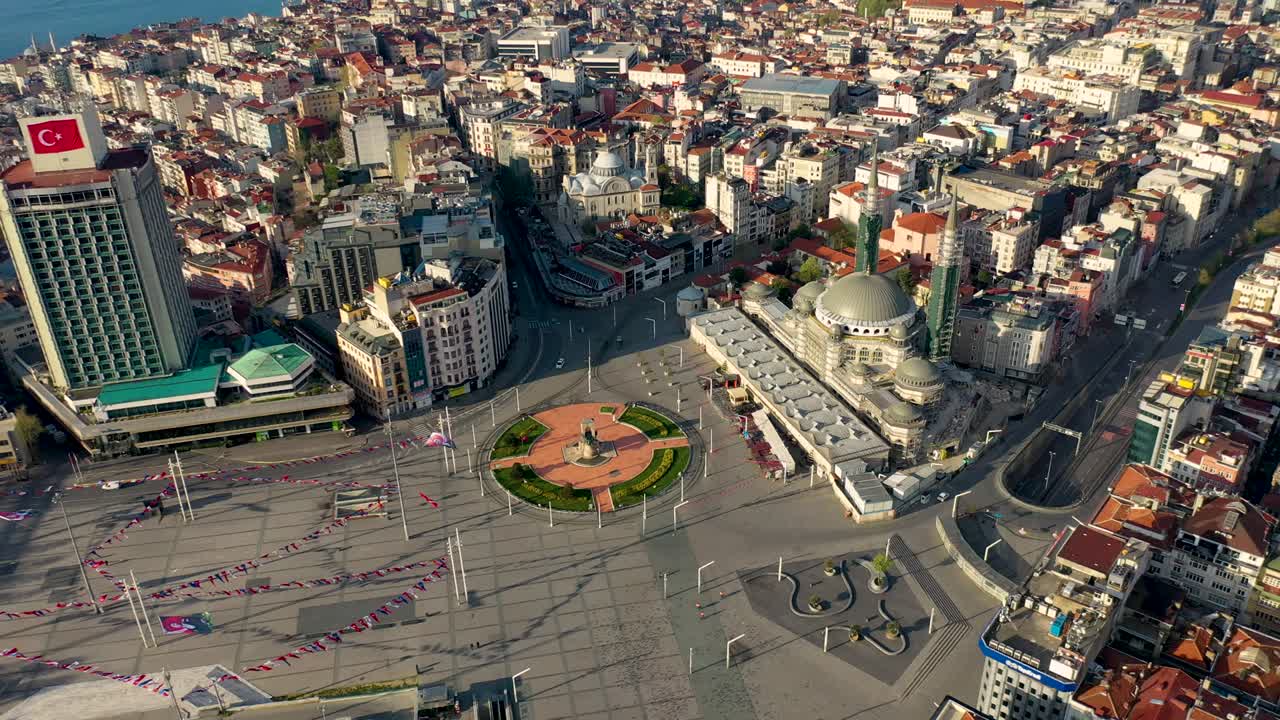 воздушный вид площади таксим с дроном, проспект истиклал, без людей, ковид-19 пандемия комендантский час улица истикалал.