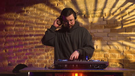 Man-with-black-cap-djing-at-the-disco