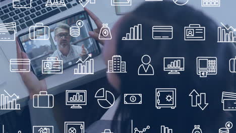 animación de iconos financieros sobre mujeres biraciales usando tableta