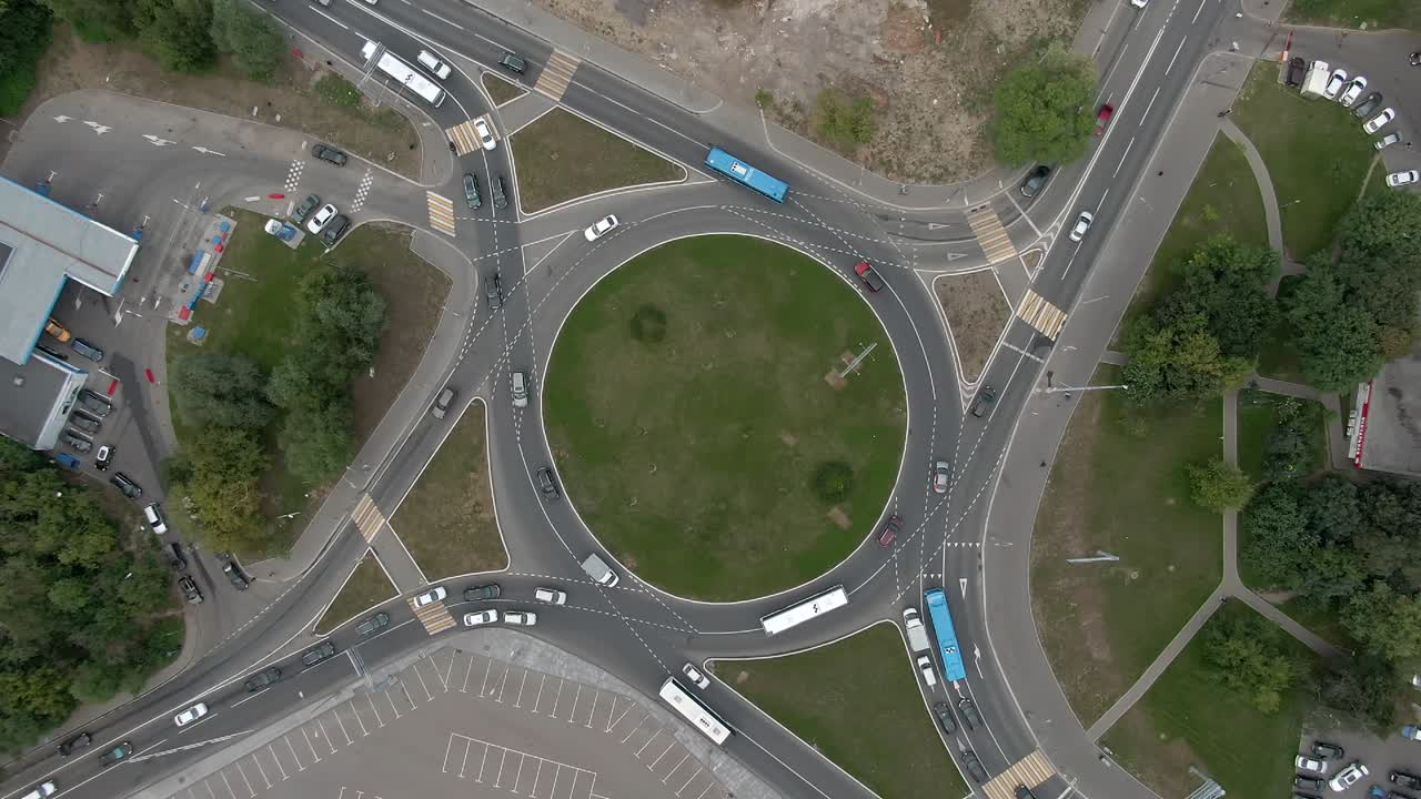 대도시의 교차로에서 자동차 교통을 볼 수 있습니다. 위아래 드론 비행은 나선형입니다.