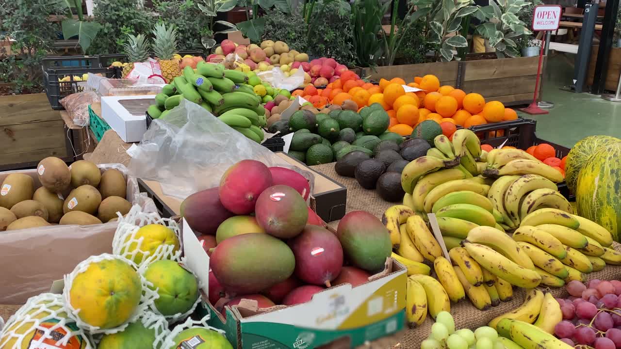 Vari tipi di frutta e verdura in vendita in un mercato a Cascais, Portogallo.