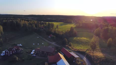 drones filmando sobre una pequeña granja en suecia en verano