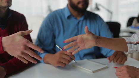 Die-Weibliche-Hand-Zeigt-Und-Schüttelt-Dem-Mann-Dann-Die-Hand