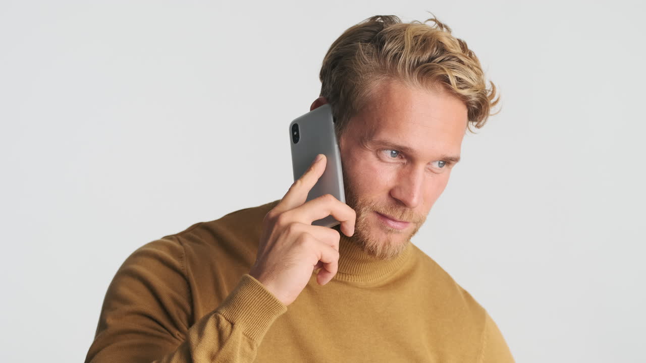 красивый мужчина разговаривает по телефону.