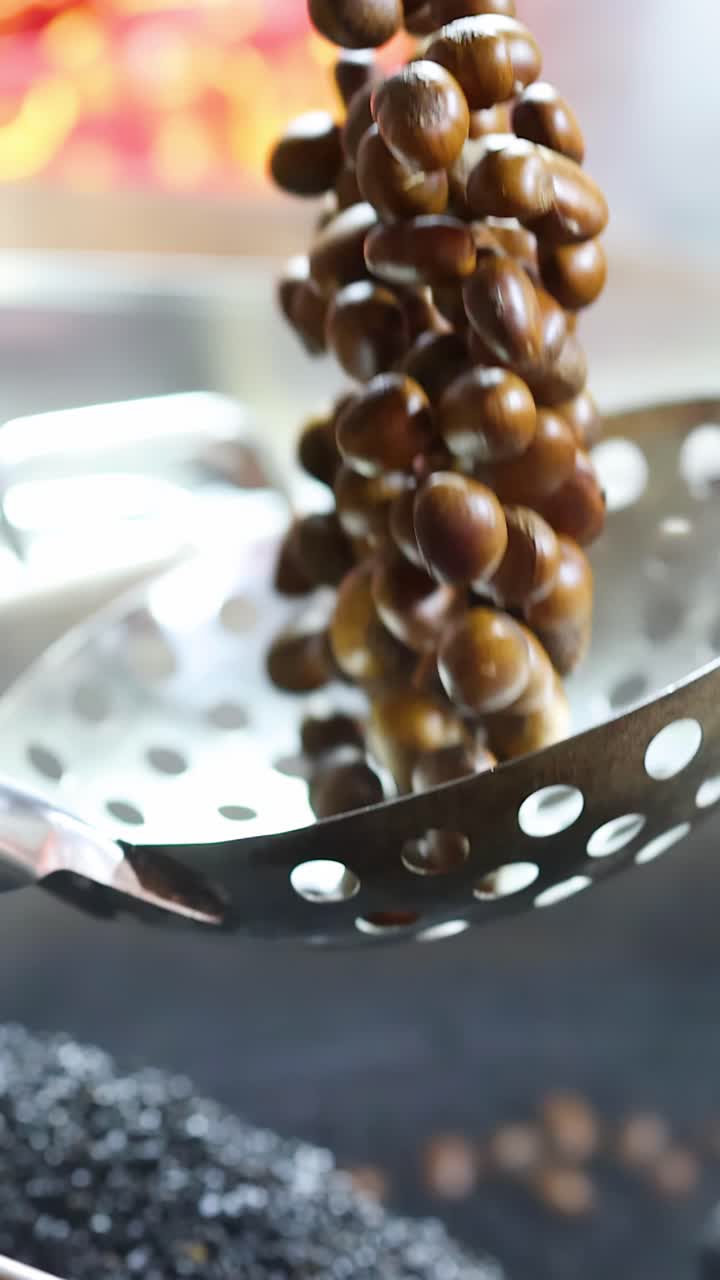 Arrostire castagne in un wok con sabbia nera