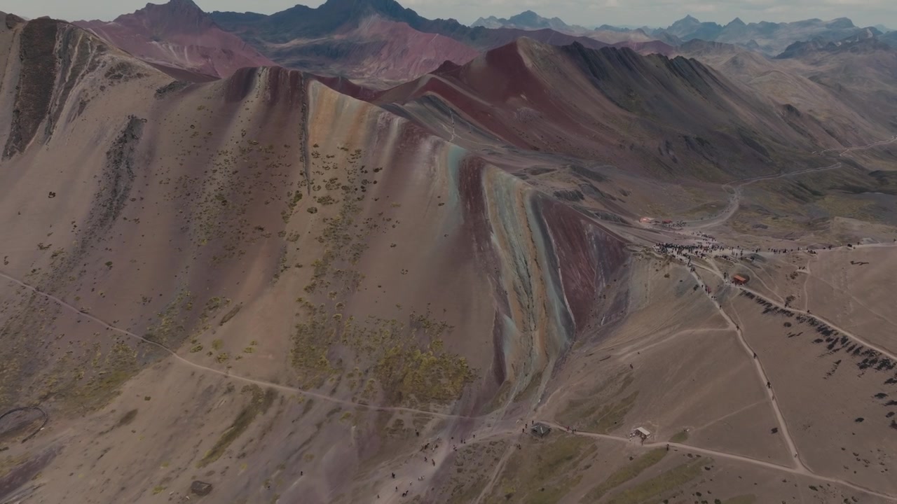 Montagna dei Sette Colori - Popolare tra turisti ed escursionisti in Perù. - Ripresa aerea.