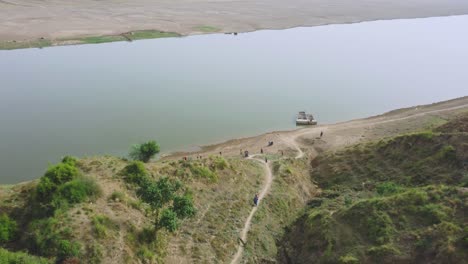 Toma-Aérea-De-Drones-Del-Río-Chambal-Y-Barrancas