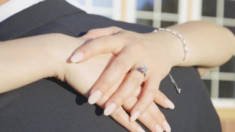 la mujer agarra las manos detrás del cuello de su marido.