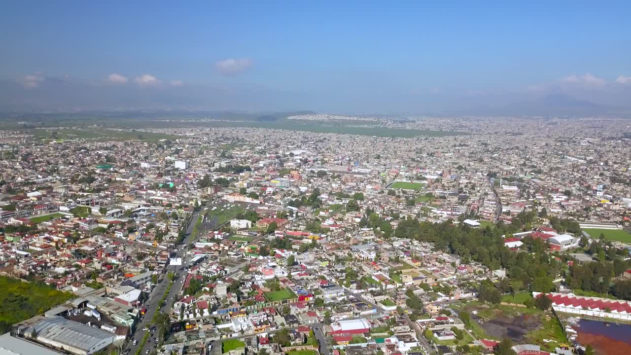 vista superior de drones del centro de la encantadora ciudad de chalco mexico, y vista del centro y las carreteras hacia la ciudad de mexico