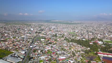 Top-Drohne-Blick-Auf-Die-Innenstadt-Der-Charmanten-Stadt-Chalco-Mexiko-Und-Blick-Auf-Die-Innenstadt-Und-Die-Straßen-In-Richtung-Mexiko-Stadt