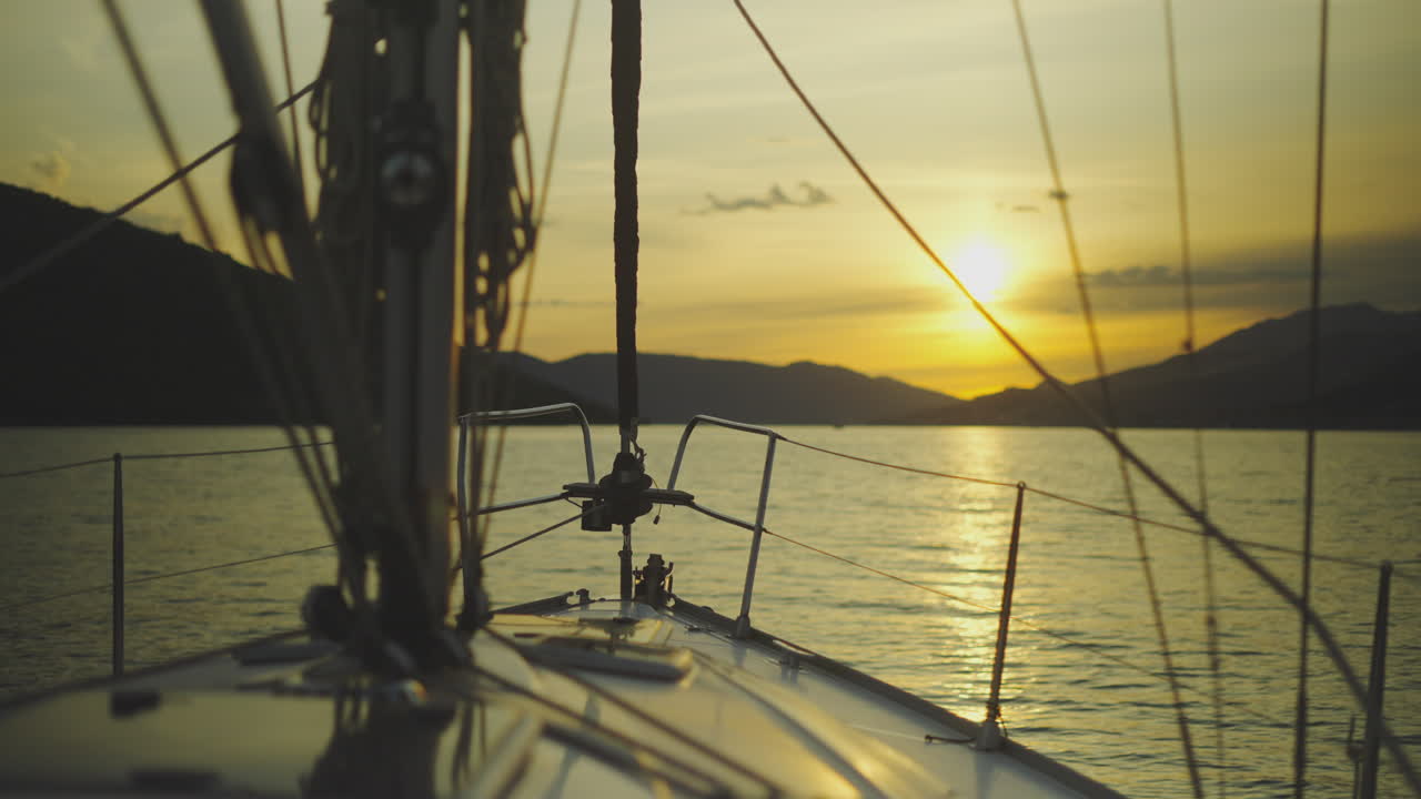 Il tramonto a vela su uno yacht