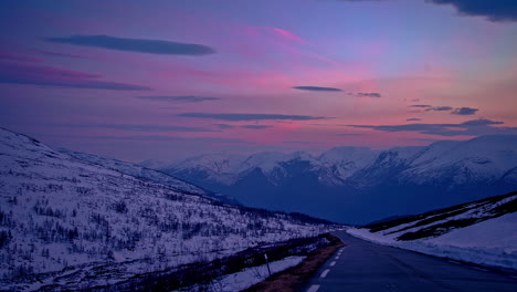 Tiro-Estático-De-Camino-Sinuoso-A-Través-De-Montañas-De-Invierno-Durante-El-Tiempo-De-La-Tarde-En-Timelapse