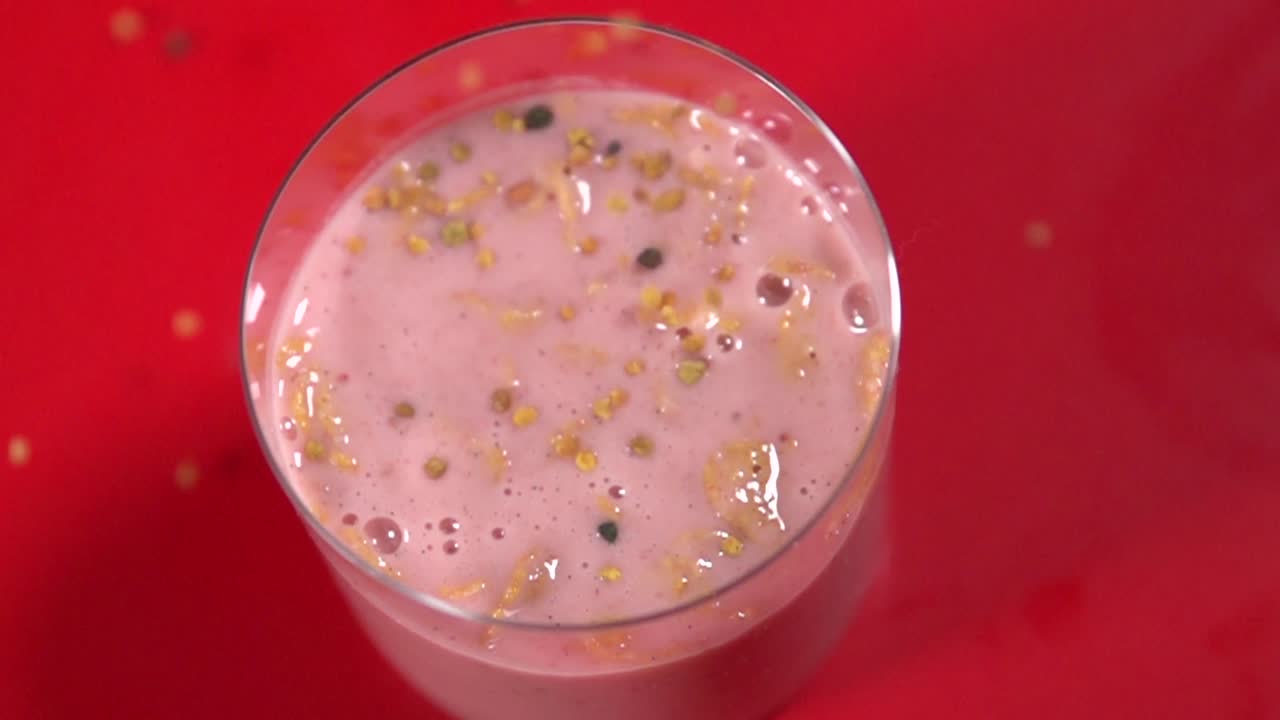 과일 요거트 위에 부은 작은 곡물의 슬로우 모션 샷