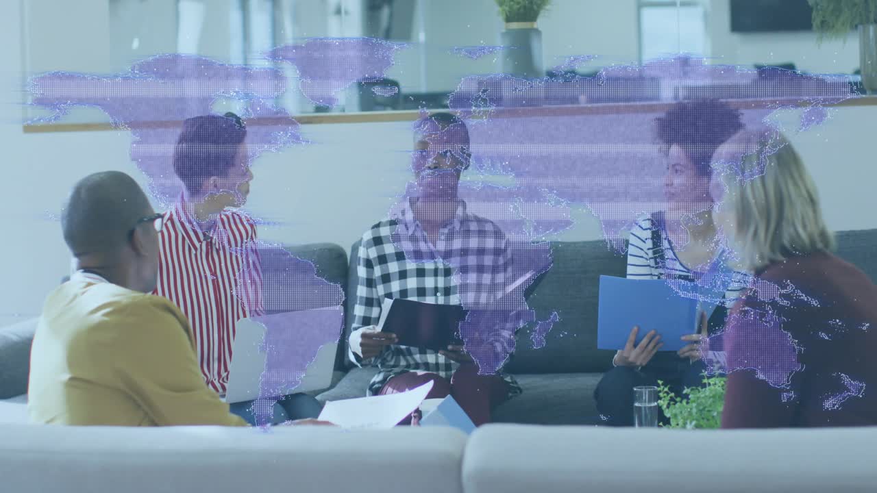 Et forretningsteam sidder i en sofa, hvor en kvindelig leder indleder en strategisk samtale med en tablet, guidet af et lilla kort