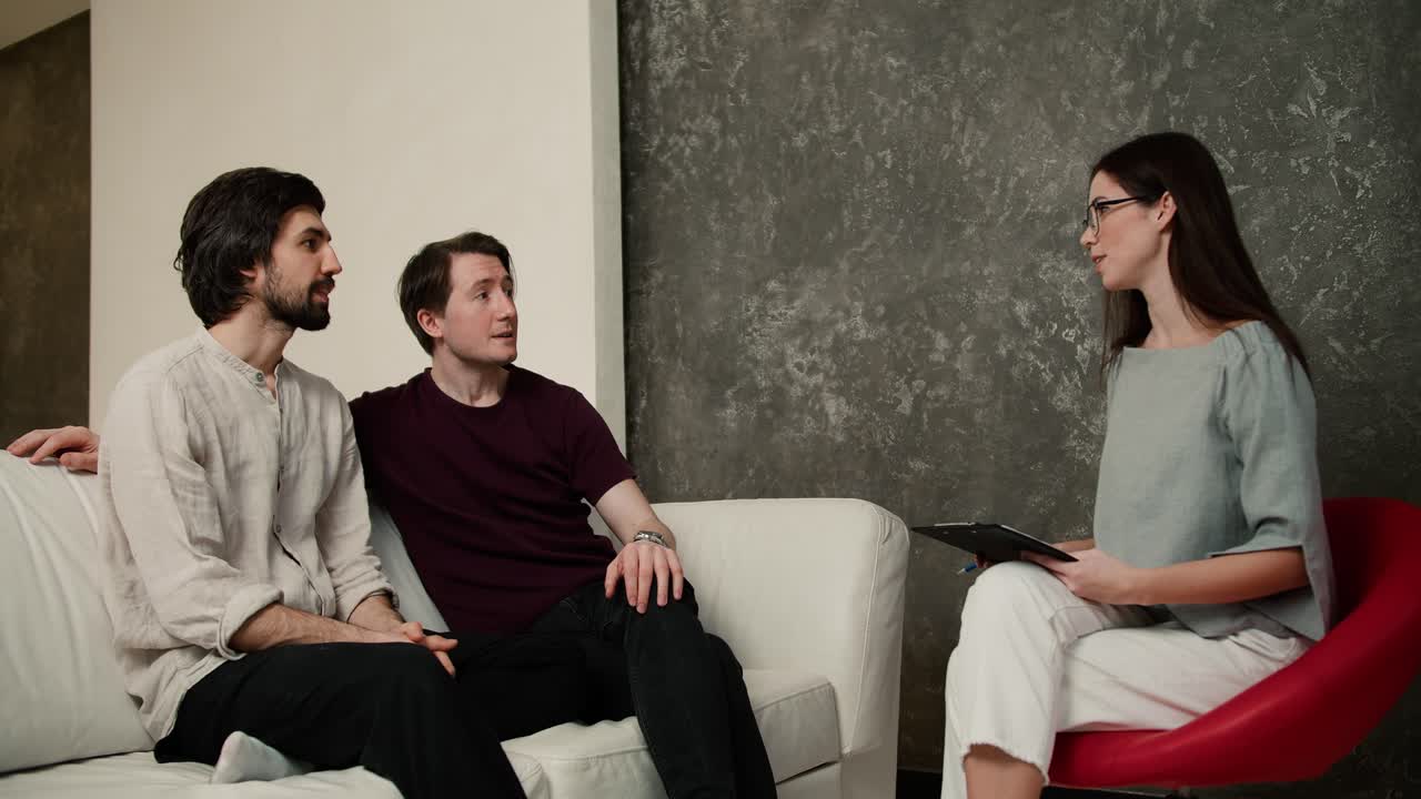 Homoseksuelt par, der taler med en psykolog, familie i terapi for at løse problemer