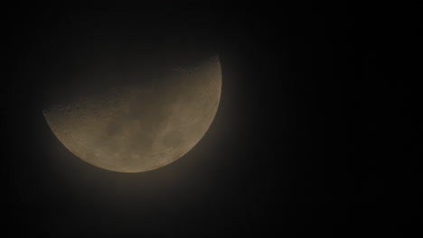 luna detrás de las nubes
