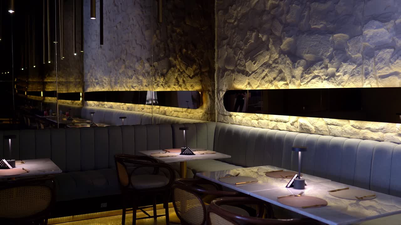 레스토랑의 세련되고 가운 식탁의 전면 뷰 클로즈업, 와이드