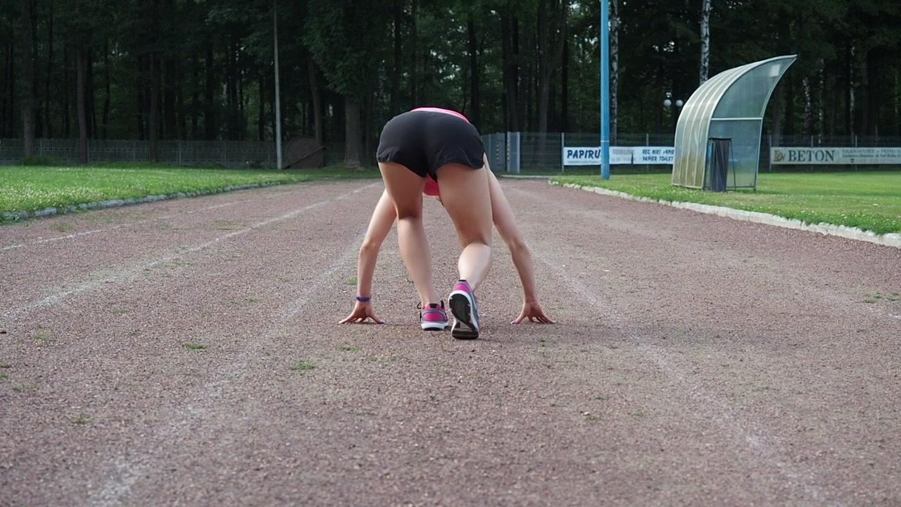 Una donna che corre nello stadio.
