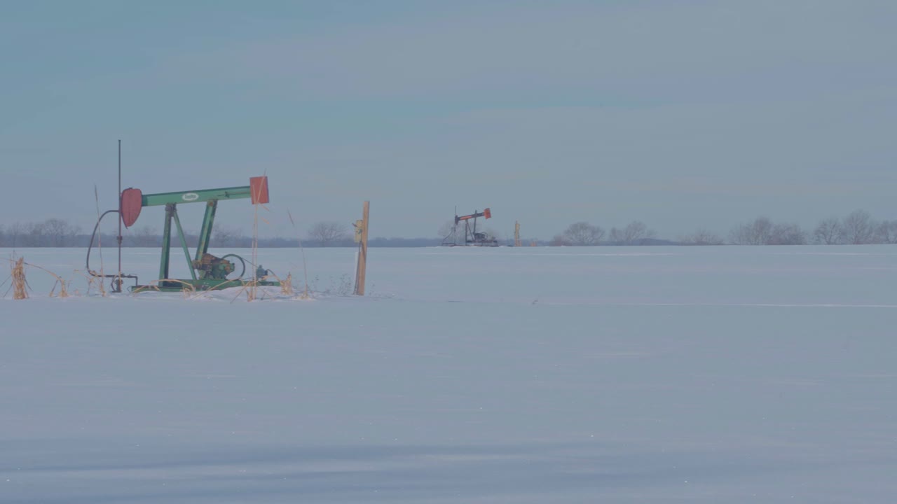 Two pumpjacks oscilating at different speeds