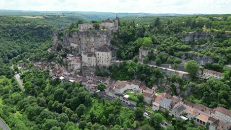 Rocamadour-Francia-Pequeño-Pueblo-En-Lo-Alto-De-Un-Acantilado-Drone-Ascendente,-Antena