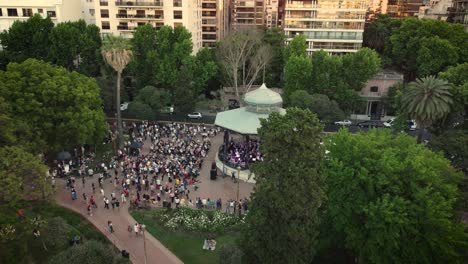 4k-30fps-Drohnenaufnahmen-Einer-Band,-Die-Im-Park-In-Buenos-Aires-Spielt---Dolly-Shot