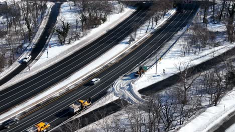 Eine-Luftaufnahme-Einer-Autobahn-Nach-Einem-Starken-Schneefall