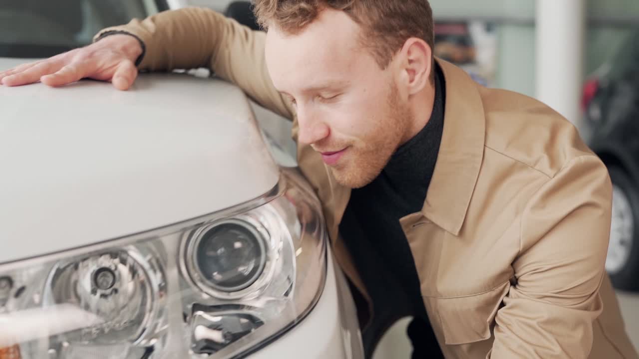 차를 안아주는 잘생긴 청년