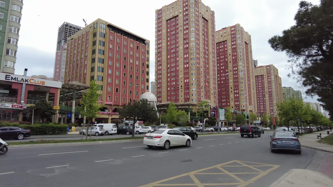 고층 건물 들 이 있는 도시 거리 장면