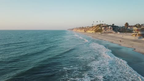 Increíble-Vista-Aérea-En-4k-De-La-Costa-De-California-De-La-Playa-A-La-Luz-De-La-Luna-En-Un-Día-Cálido-Y-Soleado-Con-Cielo-Azul