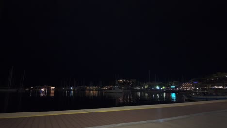 puerto noche pireo atenas grecia, calma del mar mediterráneo agua reflejo de la luz