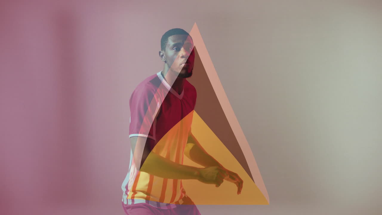 Uomo in posizione atletica bassa in una pubblicità sportiva, con una sovrapposizione di triangoli geometrici gialli