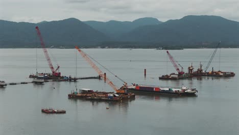 Floating-platforms-with-cranes-for-containers-transported-on-cargo-ships