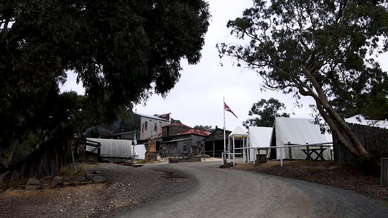 una ciudad histórica con bandera y árboles